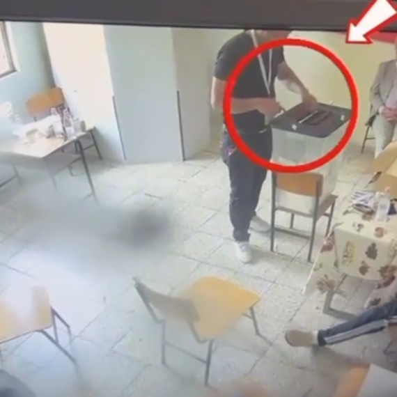 Sramno: Ovako izgleda izborni proces u Albaniji – ljude prate preko paravana i nadgledaju glasanje VIDEO