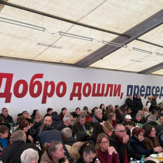 "Dobro došli, predsedniče"; Okupio se veliki broj građana u Jaši Tomiću da dočeka Vučića