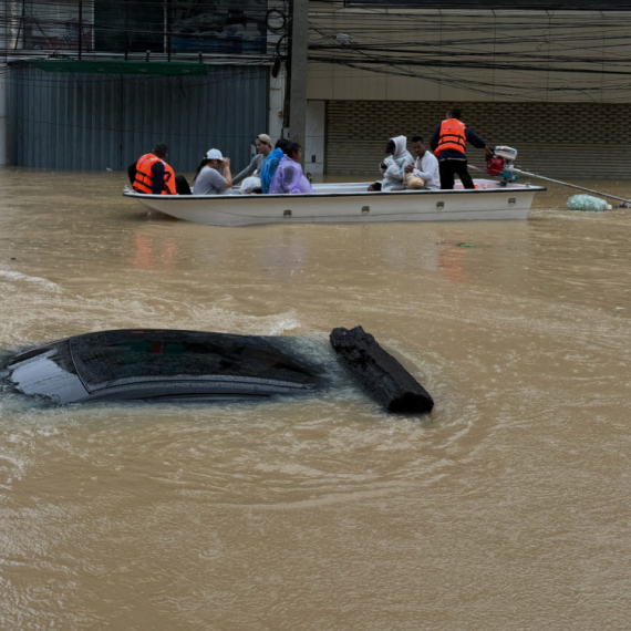 Drama na Tajlandu se nastavlja, bliže se talasi od tri metra; Pogođeno dva miliona ljudi, spasioci na terenu