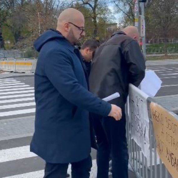 Sramno: Ponoš i njegovi poslanici razvalili ogradu ispred Skupštine – napali policajce VIDEO