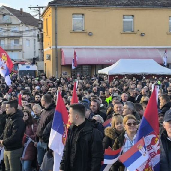 Vučić stigao u Negotin; Dočekao ga veliki broj ljudi; Razgovara sa njima i sluša koje probleme imaju VIDEO
