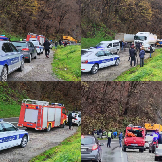 Izvlačenje automobila iz kanala kod Ovčar Banje: Ovo su fotografije sa lica mesta FOTO/VIDEO