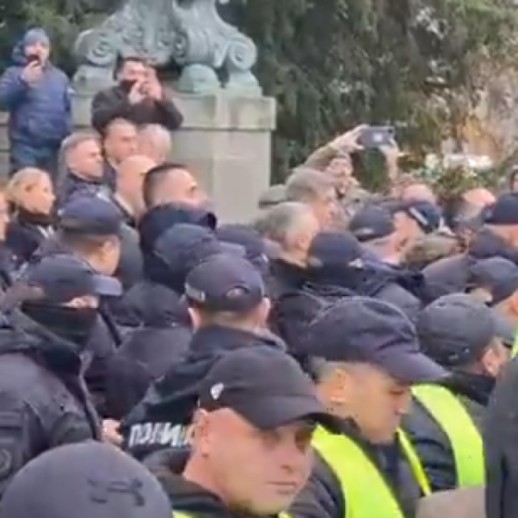 Potpuni haos ispred Skupštine Srbije: Opozicija nasilno srušila šator i ogradu VIDEO