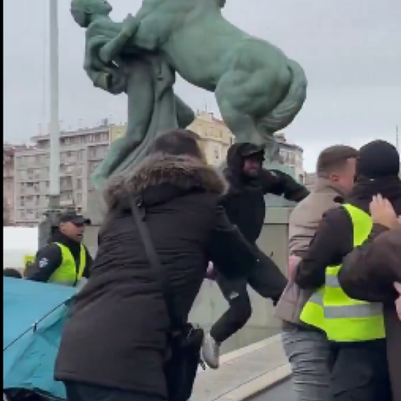 Brnabić o nasilju opozicije: Blokader pesnicom udario devojku u glavu; Cilj im je da uništavaju VIDEO