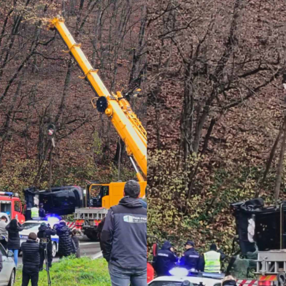 Izvučen automobil iz kanala kod Ovčar Banje FOTO