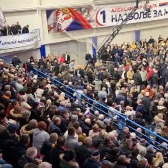 Vučić u Mionici: Prepuna hala dočekala predsednika; Odjekuje "Aco, Srbine" VIDEO