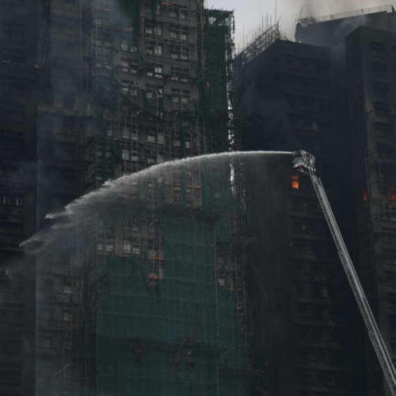 Još uvek gore neboderi u Hong Kongu; Najmanje 55 mrtvih, 279 nestalih FOTO/VIDEO