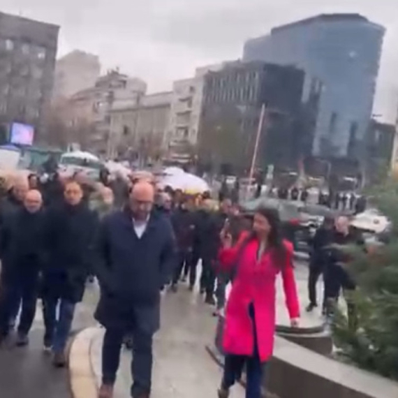 Blokaderi neometano ušli u Skupštinu; Dočekao ih narod i uzvikivao im "lopovi, lopovi" VIDEO