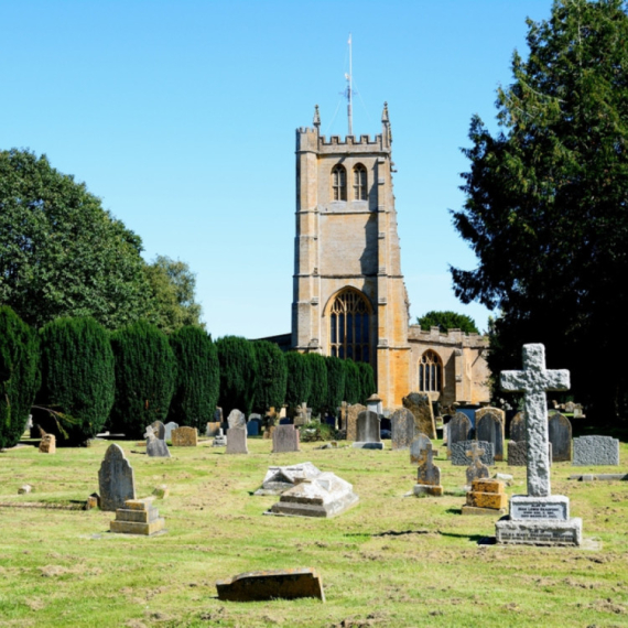 Ogromna rupa u crkvenom dvorištu prestravila sveštenika FOTO