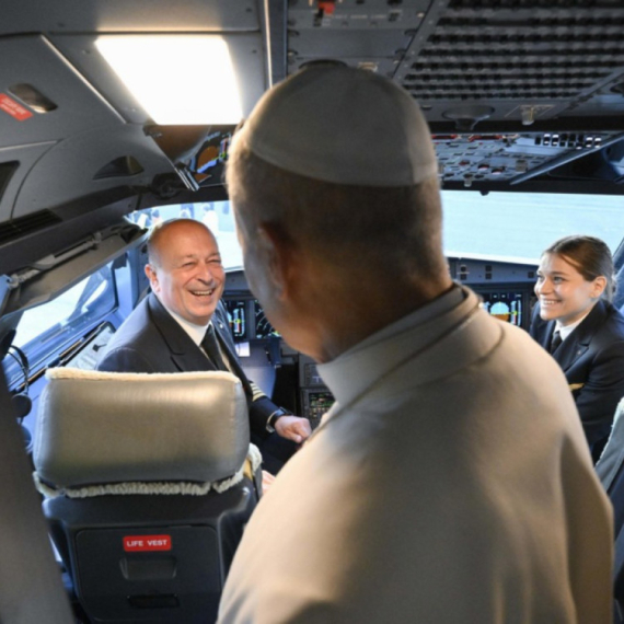 Iznenađenje za papu na letu za Tursku: "Kako ste sa ovim prošli obezbeđenje?"
