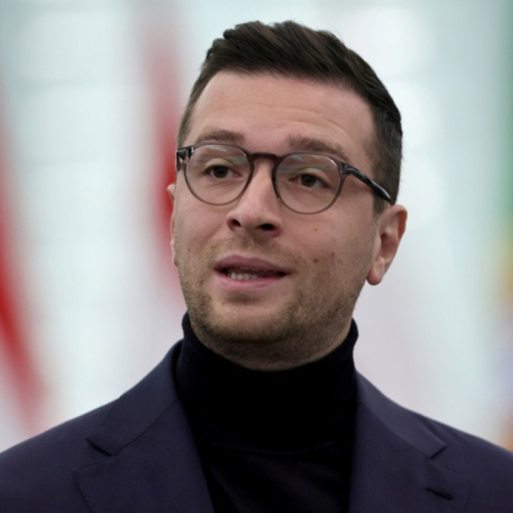 Predsednik RN Žordan Bardela pogođen jajetom u glavu VIDEO