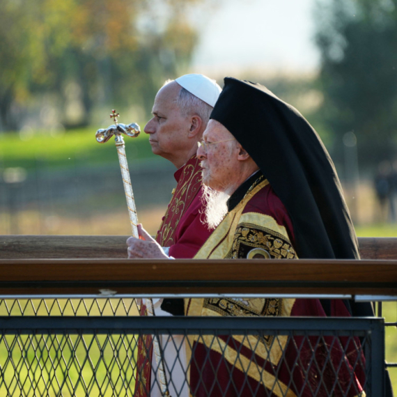 Papa usred Marfijevog zakona: Pogledajte koliko je trajala epska borba sa zavesom VIDEO