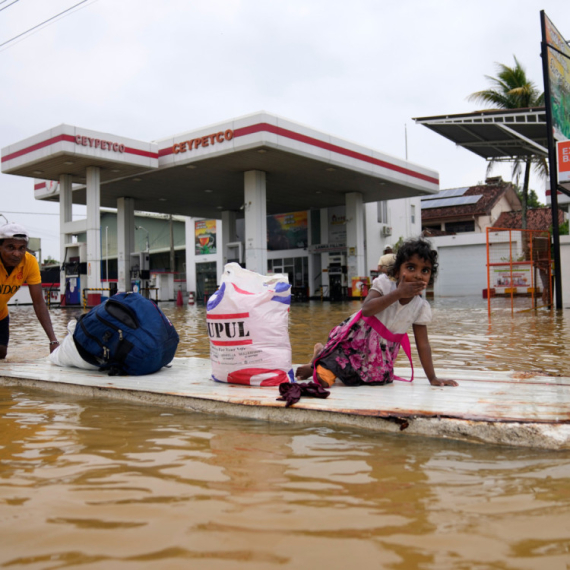 Nezapamćene poplave: Hiljade beže iz domova; Helikopteri izvlače preživele FOTO