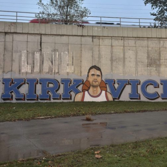 U Beogradu osvanuo mural posvećen tragično ubijenom Čarliju Kirku FOTO/VIDEO
