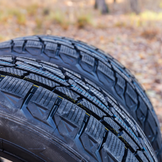 Zašto nove gume imaju pruge u boji na gaznom sloju i šta one zapravo znače