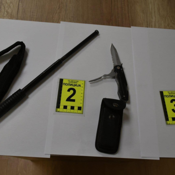 Policija sprečila haos u Negotinu; Kod blokadera su pronašli palicu, nož i suzavac FOTO