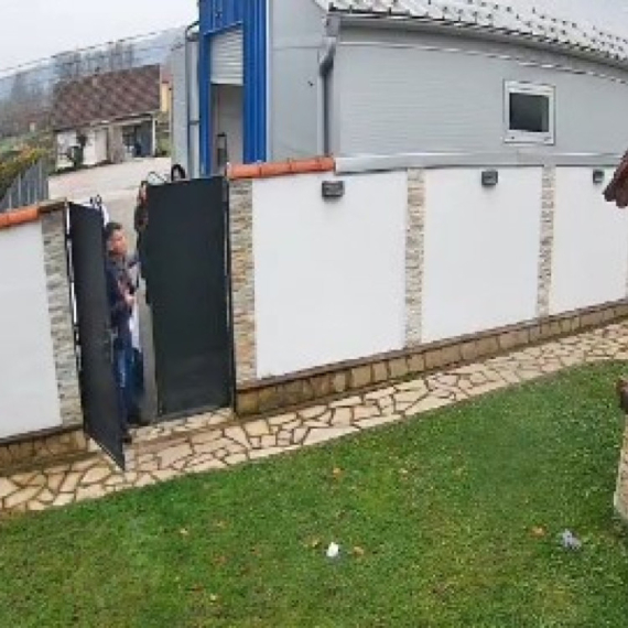 Blokaderi upali u dvorište predsednika opštine Mionica VIDEO