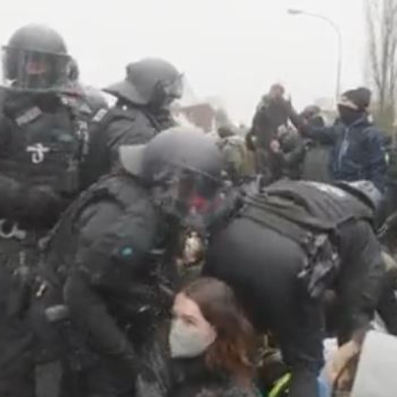 Haos u Nemačkoj: Policija razbila demonstracije u Gisenu, upotrebila vodene topove i biber sprej