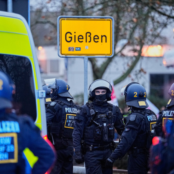 Haos u Nemačkoj: Policija razbila demonstracije u Gisenu, upotrebila vodene topove i biber sprej