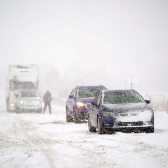 Sneg okovao Hrvatsku, automobili zaglavljeni u smetovima: Sprema se bura i na Jadranu FOTO