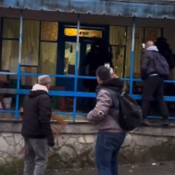 Jezive slike nasilja u Mionici; Blokaderi napali pristalice SNS-a, gađali ih flašama i stolicama VIDEO