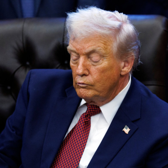 Tramp ponovo zaspao usred važnog događaja: Snimak "zapalio" internet VIDEO