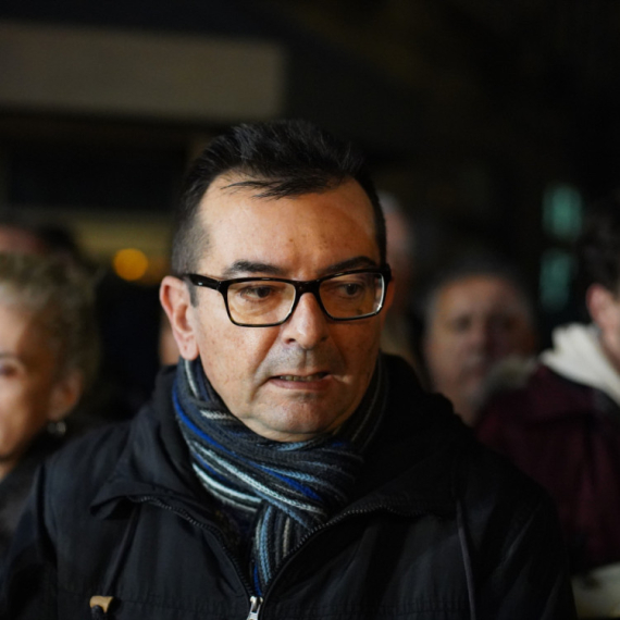 Veselinović: Profesori iz DS-a glasaju za SNS