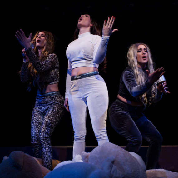 Jubilarno  100  izvođenje  predstave OVAJ ĆE BITI DRUGAČIJI u Ateljeu 212  8 decembar u 20 30