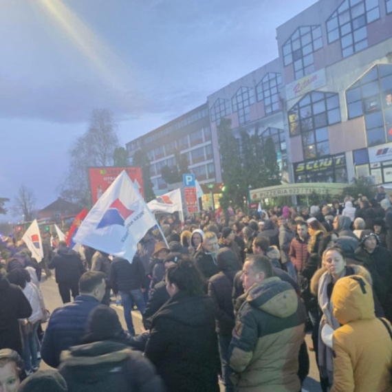 Veliki skup u Šidu: "Pokazaćemo blokaderima da ih se ne plašimo, ne damo Srbiju"