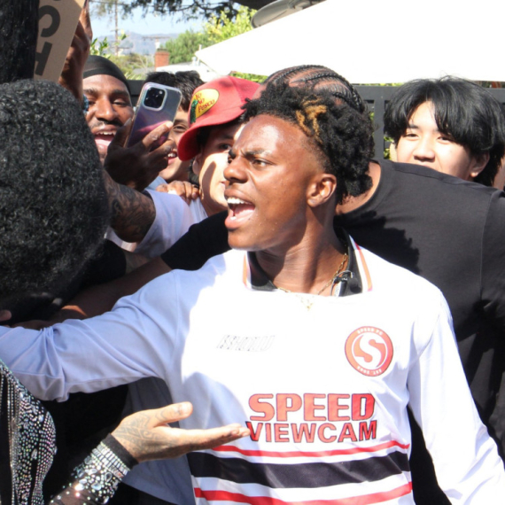 Tužen popularni influenser: Premlatio i davio robota VIDEO