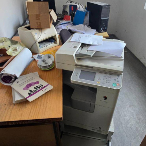 Srbi zatekli haos u zgradi opštine Zubin Potok: Nameštaj i oprema potpuno uništeni FOTO