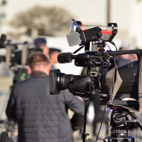 Novinari opozicionih medija zaratili: Jedan brani direktora, drugi ga napada FOTO