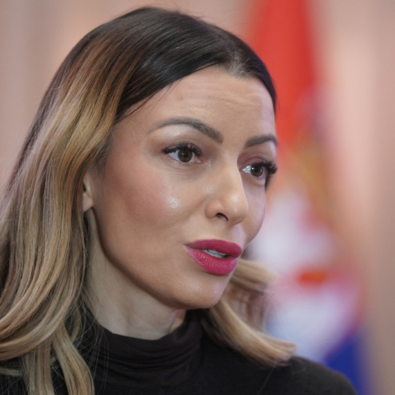 Mesarović čestitala Božić: Neka praznični dani donesu mir u vaše domove; Da jedni drugima budemo oslonac