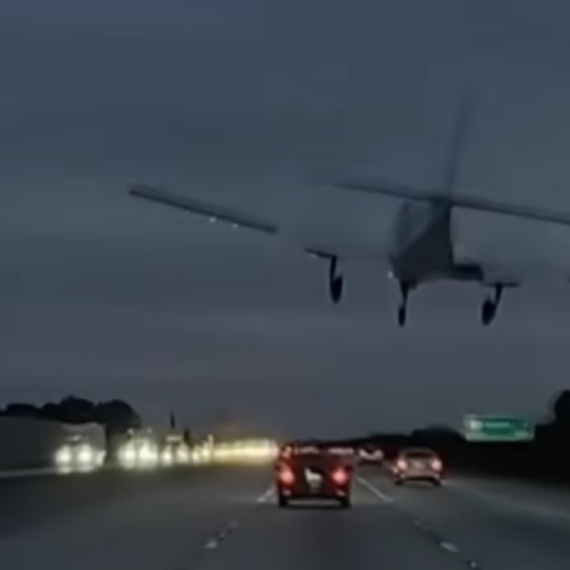 Pogledajte kako avion sleće na automobil VIDEO