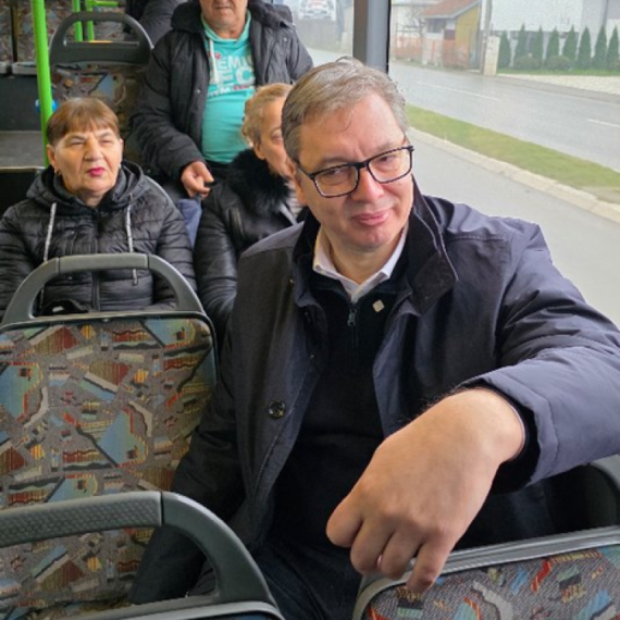 Vučić: Vožnja autobusom u Nišu posebno zadovoljstvo; Ljudi su zadovoljni što je prevoz besplatan VIDEO