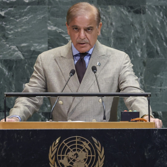 Snimci obišli svet: Premijeru "pukao film" čekajući Putina VIDEO