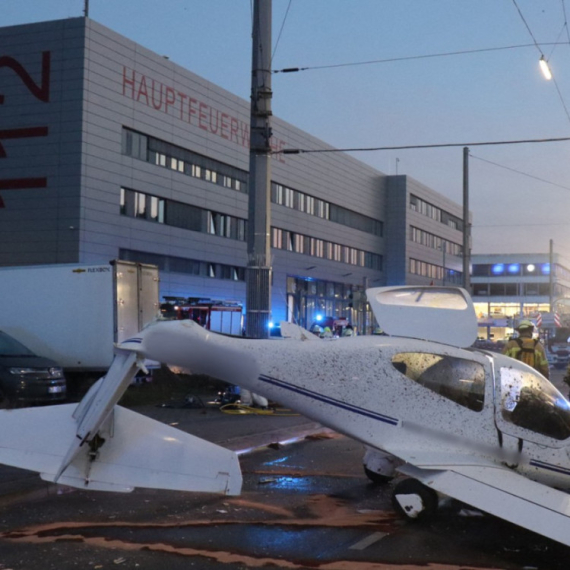 Drama u Manhajmu: Avion prinudno sleteo na ulicu VIDEO