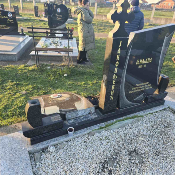 Porušeni srpski nadgrobni spomenici kod Obilića; "Sraman čin je ogledalo mržnje prema svemu srpskom" FOTO