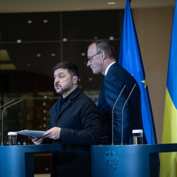 Mercove suze: Kancelar plače u javnosti, a Nemačka plaća rat