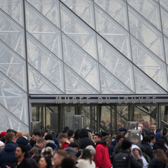 Haos u Luvru: Stotine ljudi ispred muzeja FOTO