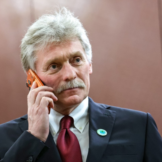 Šta "Putinov megafon" drži u ruci? FOTO