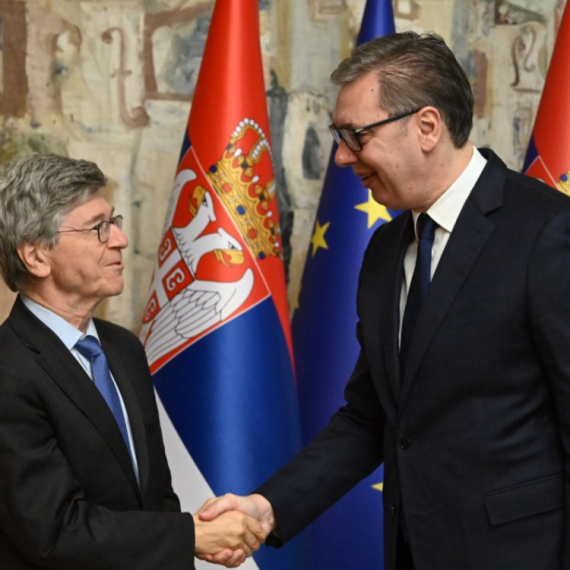 Vučić sa profesorom Univerziteta Kolumbija Džefrijem Saksom; "Izuzetna čast" FOTO