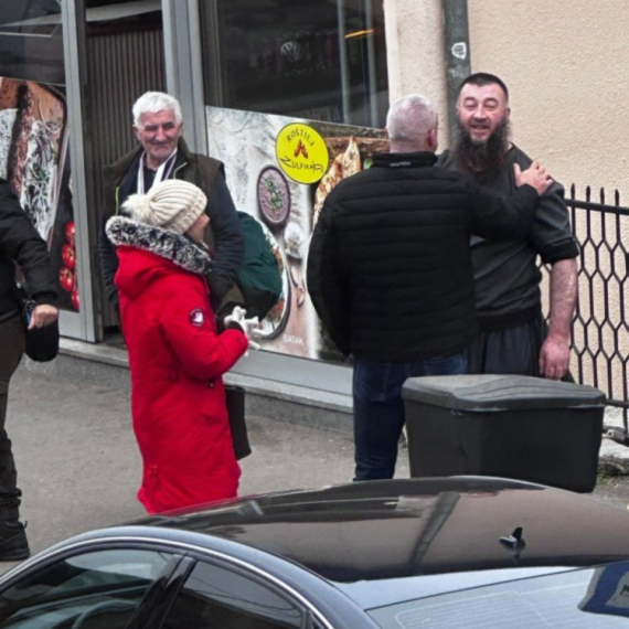 Miša Bačulov na blokaderskom protestu u Novom Pazaru: U bliskom razgovoru sa vehabijom FOTO