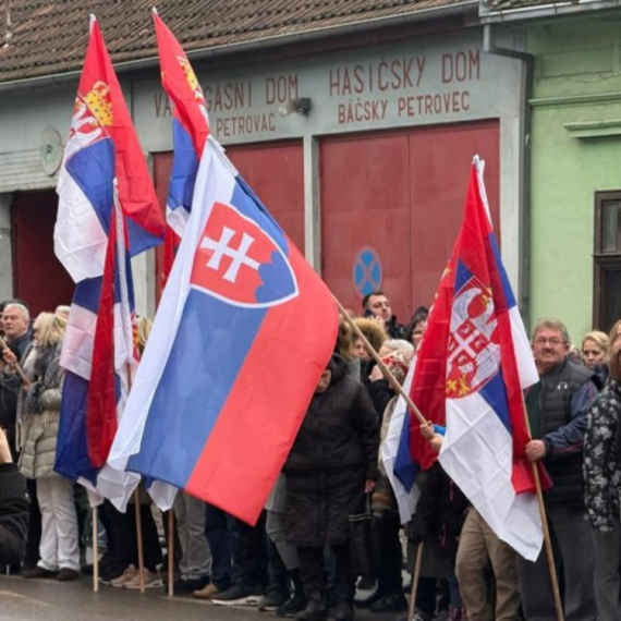 Vučić i Pelegrini stižu u Bački Petrovac: Okupio se veliki broj građana