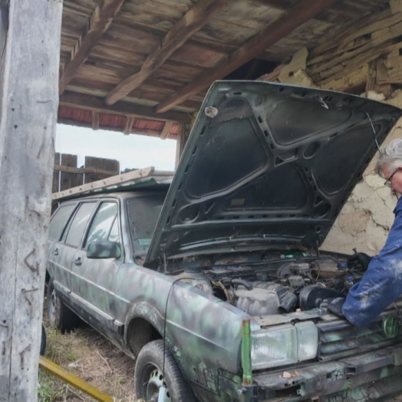 "Proka Pronalazač" iz Mrmoša: Njegov Passat radi na pregorelo ulje FOTO