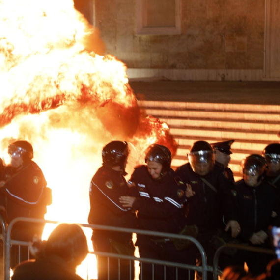 Haos u Tirani: Demonstranti zapalili Vladu, sukobi s policijom eskalirali; Ima povređenih FOTO/VIDEO