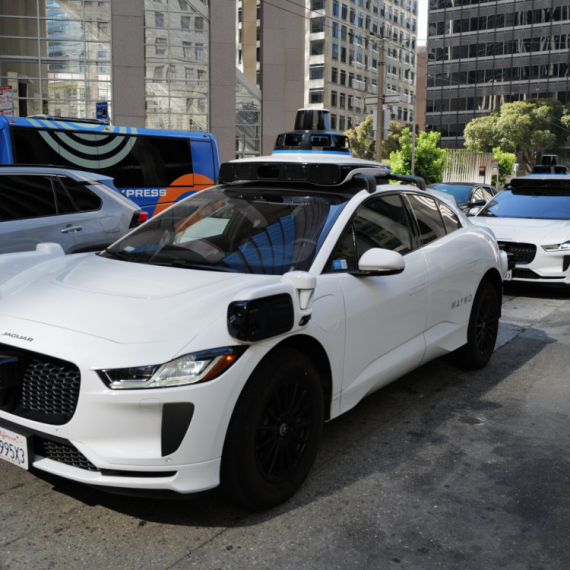 Nestanak struje u gradu doveo do potpunog kolapsa robotaksija VIDEO