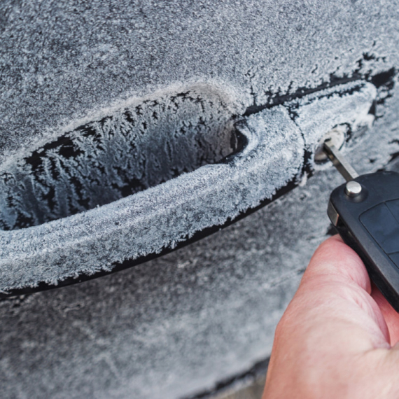 Ni slučajno ne povlačite zaleđenu bravu! Mehaničar otkriva šta da radite kad auto zaledi