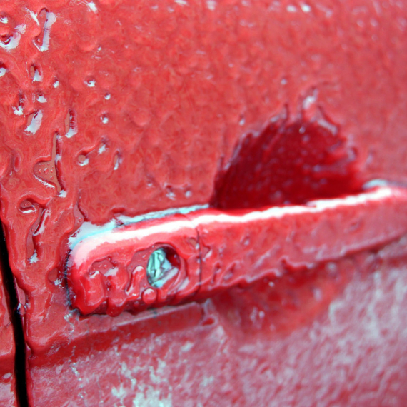Zamrznuta vrata na automobilu? Evo kako da ih otvorite bez oštećenja
