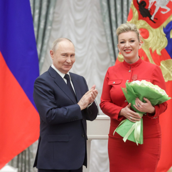 Putin odlikovao Zaharovu; "Glas ruske diplomatije" FOTO